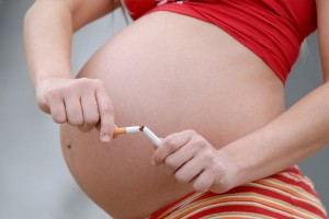 pregnant-woman-breaking-ciggarette